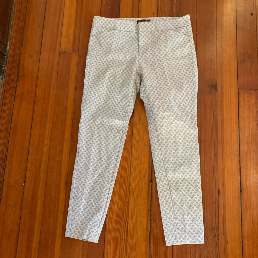 White cropped leg pants with grey pattern detail - size 8